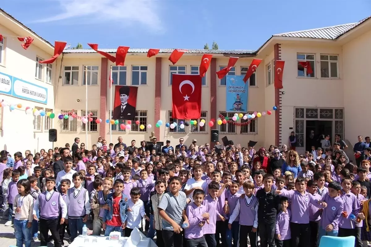 Çaldıran’da İlköğretim Haftası Töreni