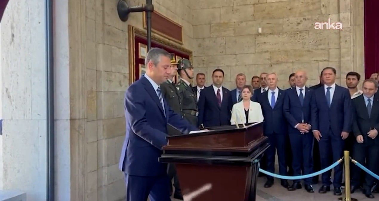 Gözler Özgür Özel’deydi: Anıtkabir Özel Defteri’ne bunları yazdı! gozler ozgur ozeldeydi anitkabir ozel defterine bunlari yazdi A46EcREK