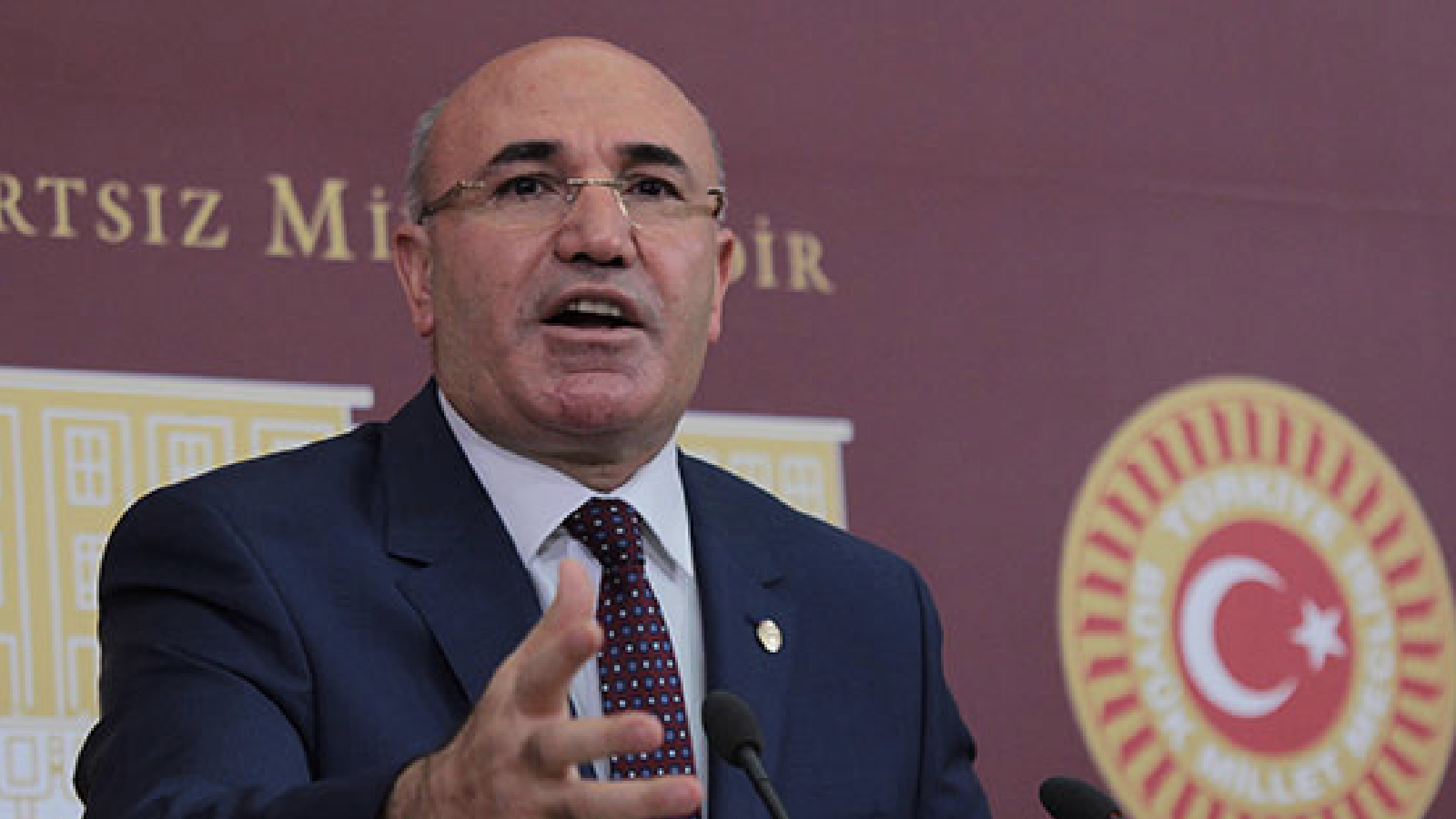 Mahmut Tanal’dan AKP’deki “istifa” gündemine “çifte standart” çıkışı: CHP’de en ufak bir iddia saatlerce ekranlardan düşmezken, AKP’deki siyasi deprem görmezden geliniyor, medya suskun!