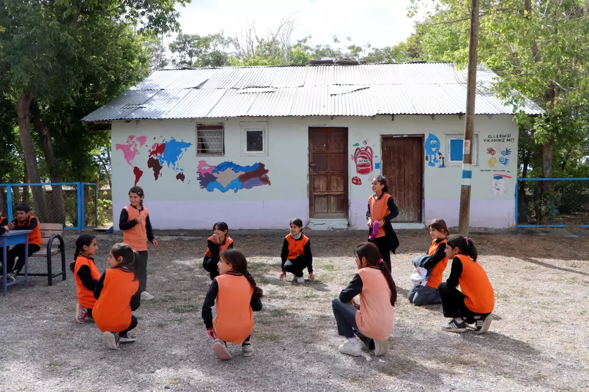 ogretmenden egitici duvar sanati rVt7uOFW