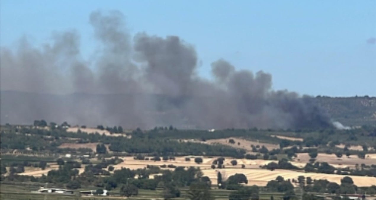 Orman yangınında korkutan anlar: Arazöz alevlerin arasında kaldı