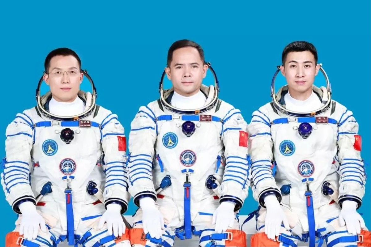 Çin, Shenzhou-21 Mürettebatlı Uzay Aracını Fırlatıyor
