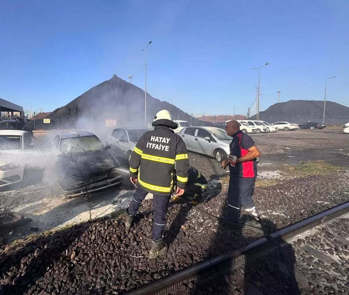 Hatay’da Park Halindeki Otomobil Alevlere Teslim Oldu