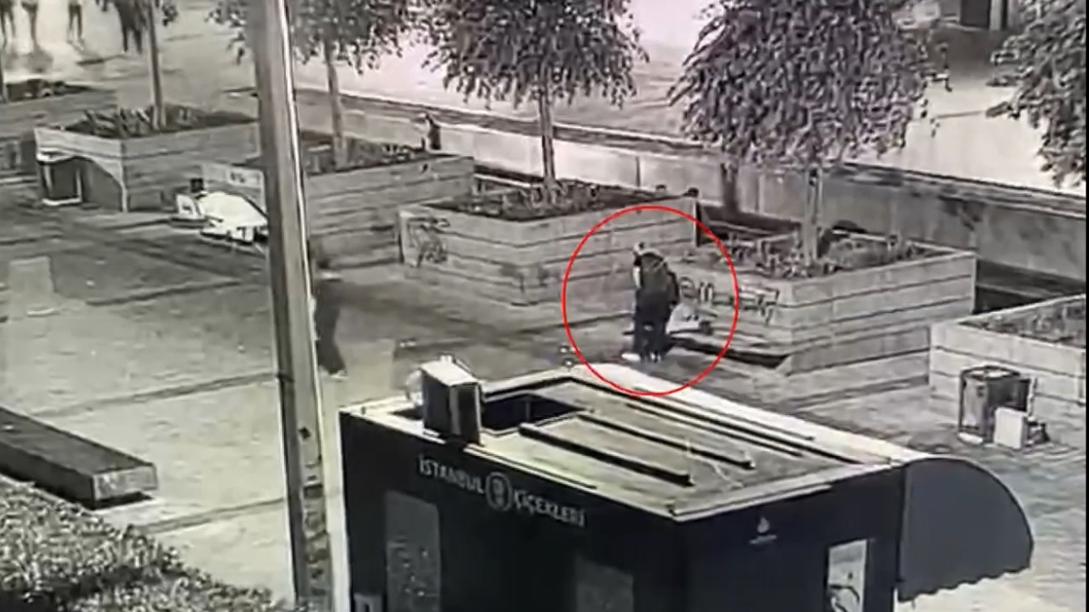 İstanbul’da bankta uyuyan adamın telefonunu çaldı: Kaçarken yakalanınca yere atıp kırdı