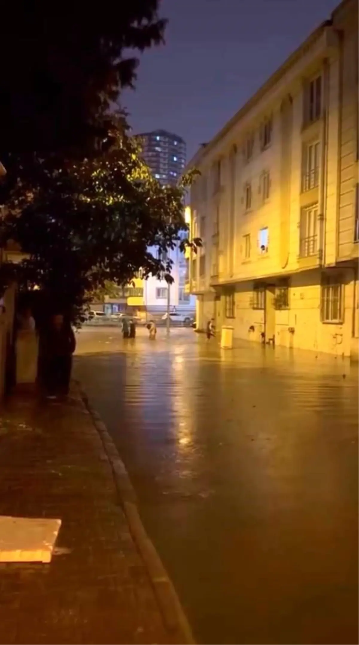 İstanbul’da Sağanak Yağış Hayatı Olumsuz Etkiledi