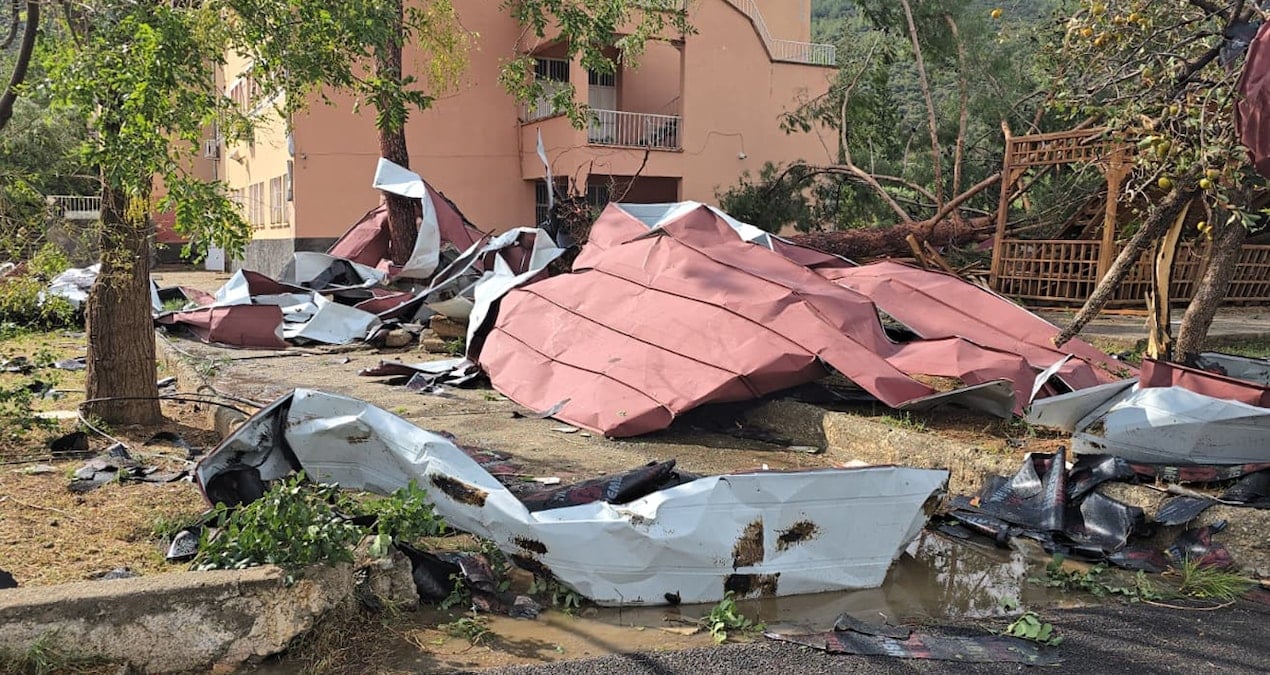 Öğrenciler dersteyken iki okulun çatısı uçtu: Panik yaşandı!