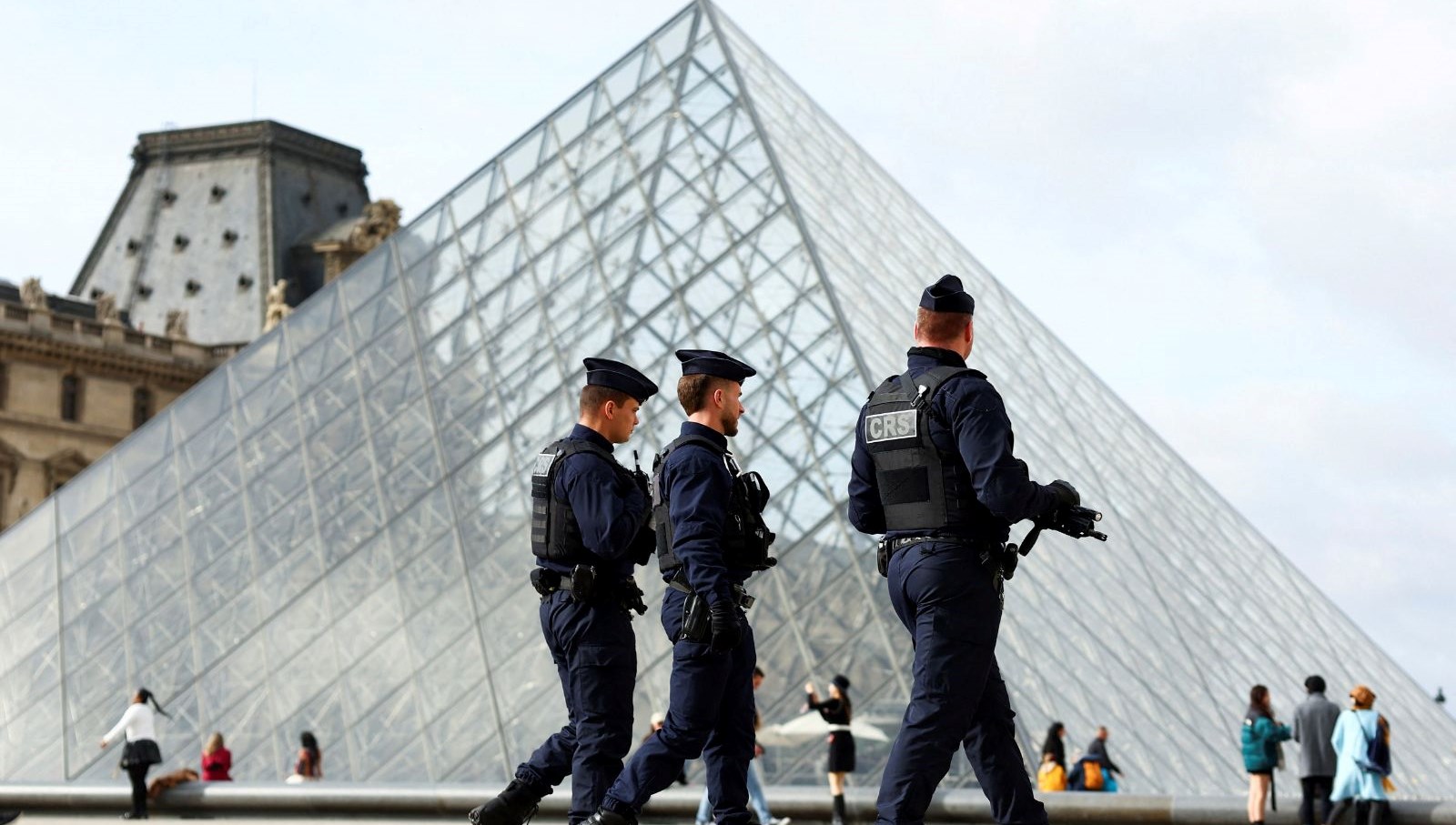 Paris polisi itiraf etti: Louvre soygunu güvenlik krizine dönüştü