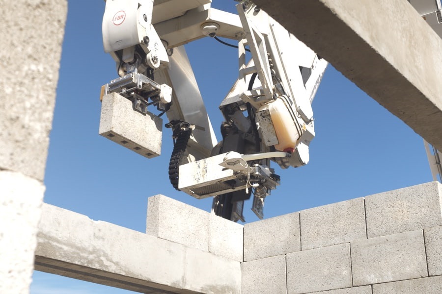 Rekor hızda duvar ören inşaat robotu