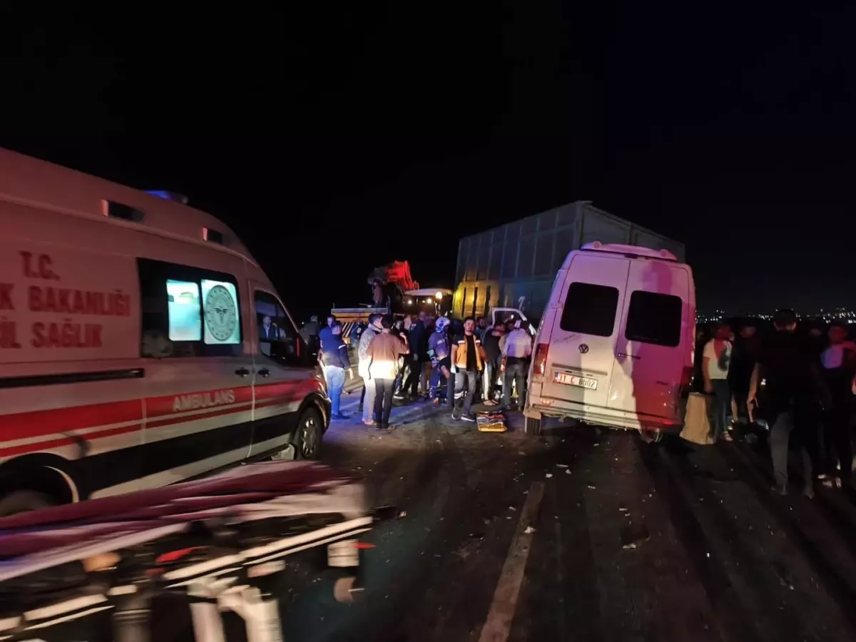 Reyhanlı’da Servis Minibüsü Traktöre Çarptı: 14 Yaralı