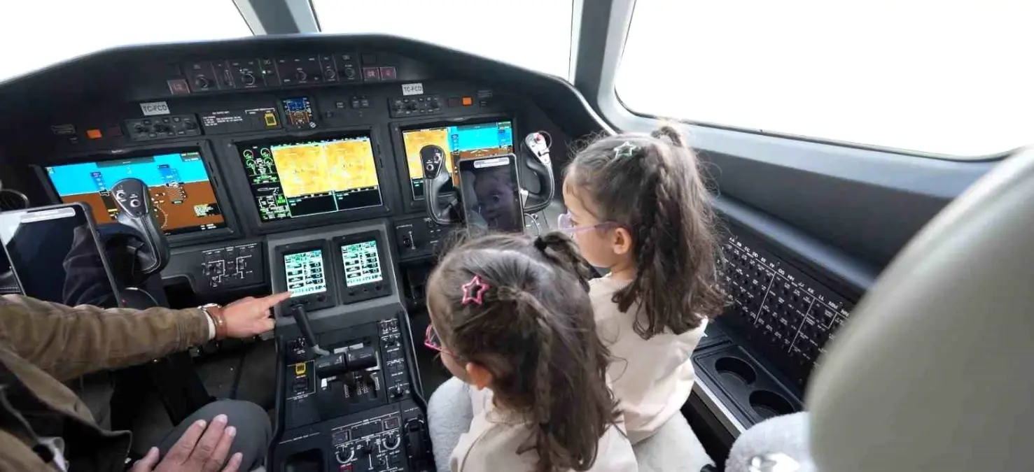 Ulaştırma Bakanı, Uçak İnişlerini İzleyen İkiz Kardeşleri Ağırladı