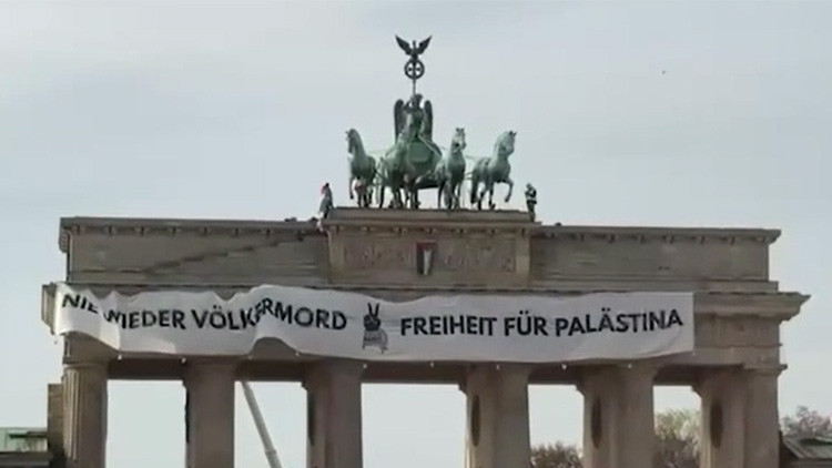 Almanya’da Filistin’e destek gösterisi: Brandenburg Kapısı’na pankart asıldı