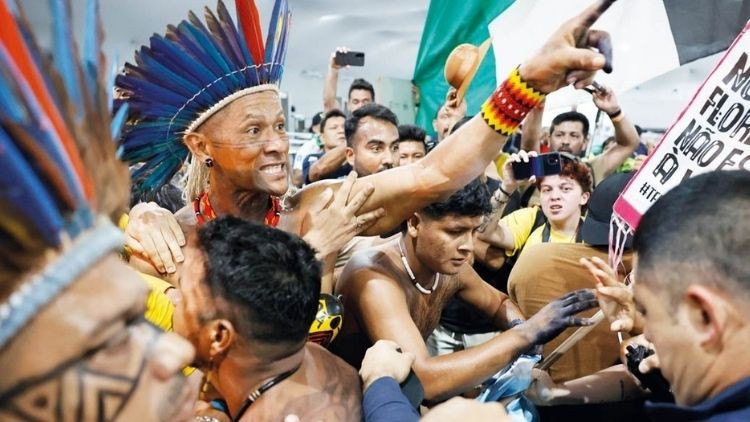 Brezilyalı yerliler İklim Zirvesi’ni protesto ettiler