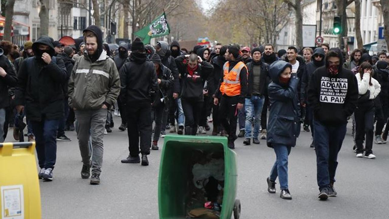Fransa’da tartışmalı emeklilik reformu askıya alındı