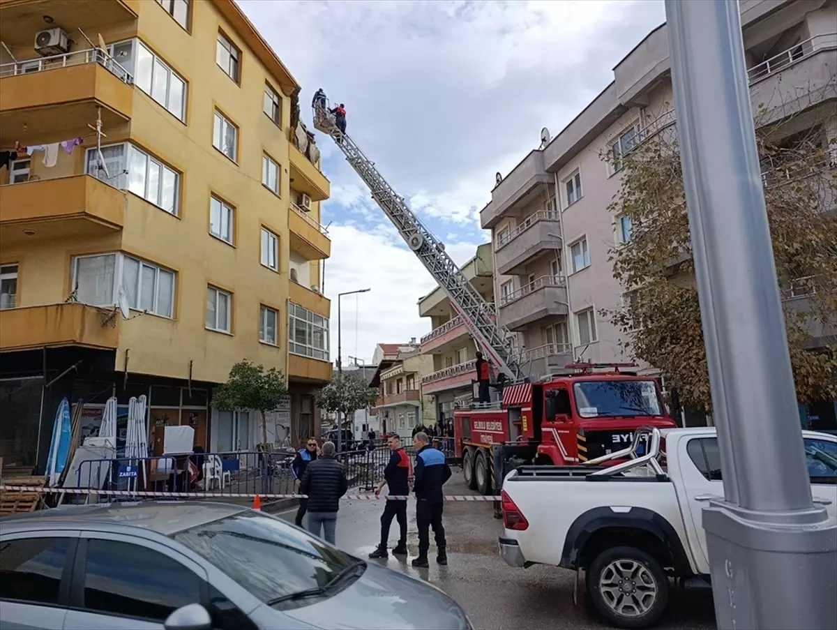 Gelibolu’da Sağanak Yağış Çatı Saçaklarını Çöktürdü
