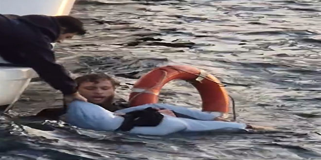 istanbul bogazinda insanlik dersi vapurdan dusen turisti baska bir turist kurtadirdi t98Ud8Ks.jpg