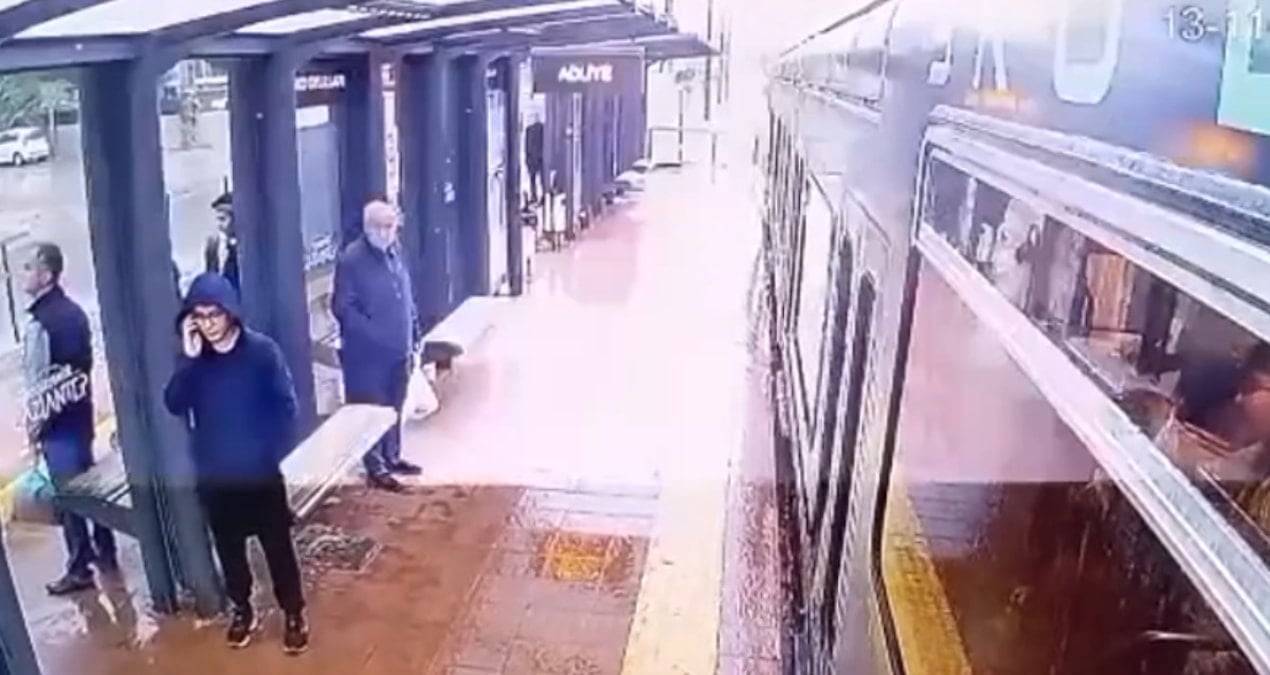 O anlar kameralara yansıdı: Tramvaya yıldırım isabet etti