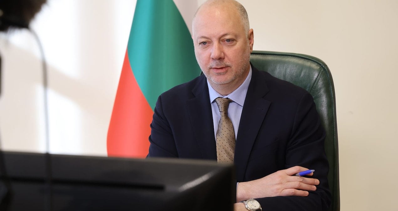 Başbakan, ‘Protesto eden vatandaşların sesini duyuyoruz’ dedi, istifa etti