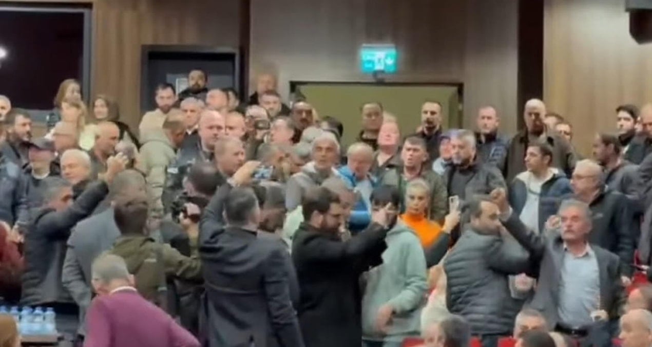 Belediye meclisinde halk AKP’li başkanı protesto etti