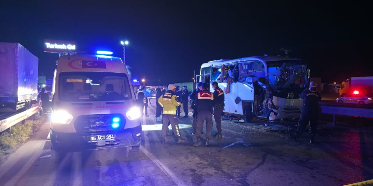 Cezaevi nakil aracı zincirleme kazaya karıştı! 23 yaralı