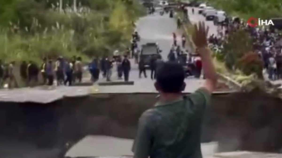 Endonezya’da 4 şeritli yol çöktü