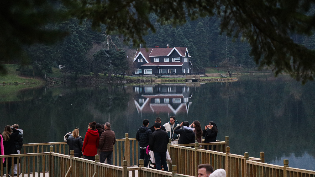 Gölcük Tabiat Parkı’nda kartpostallık manzara
