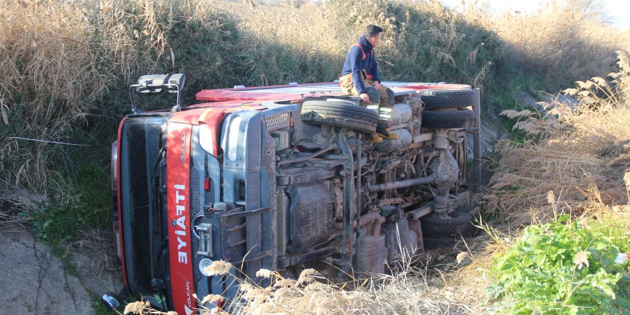 İhbara giden itfaiye aracı devrildi: 1 yaralı