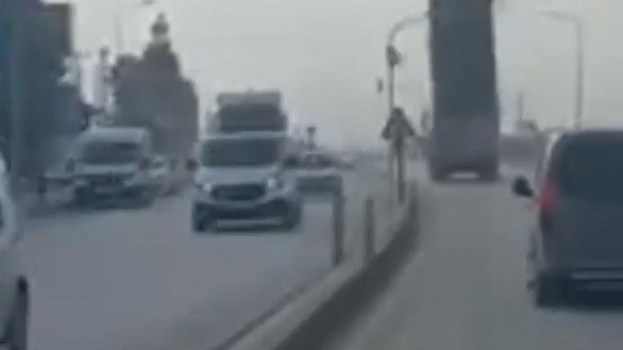 Kamyonun açık kalan damperi, trafik lambasına çarptı