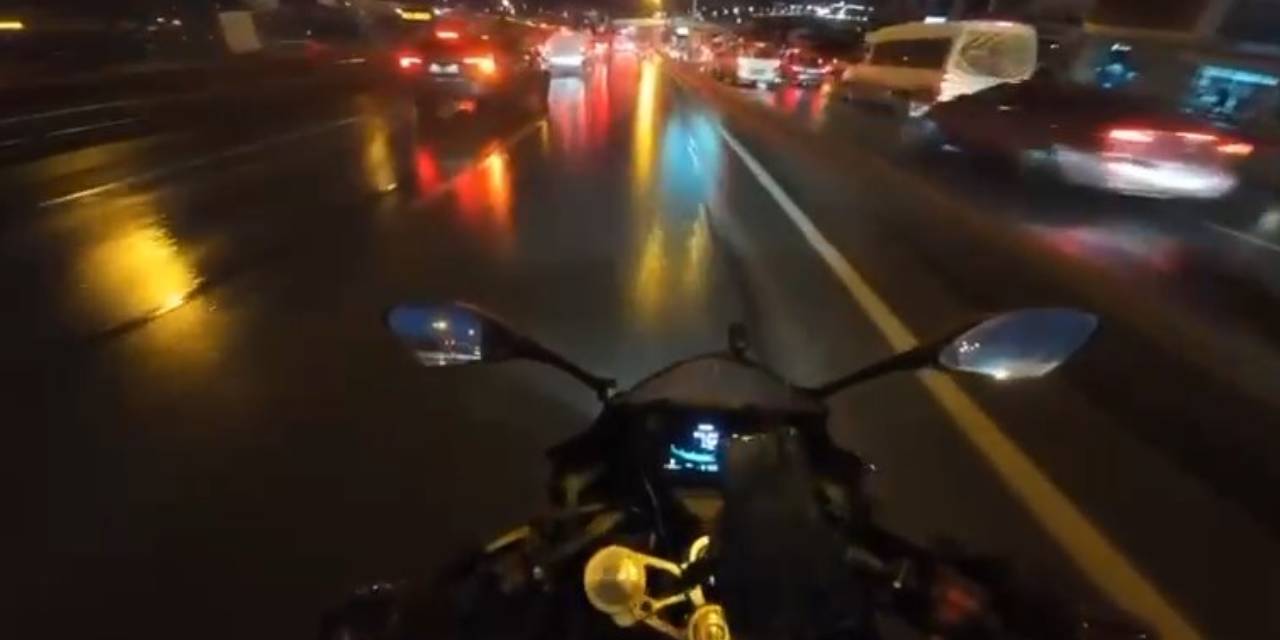 Kaygan yolda devrilen motosikletin sürücüsü kamyonetin altına girdi: O anlar kamerada