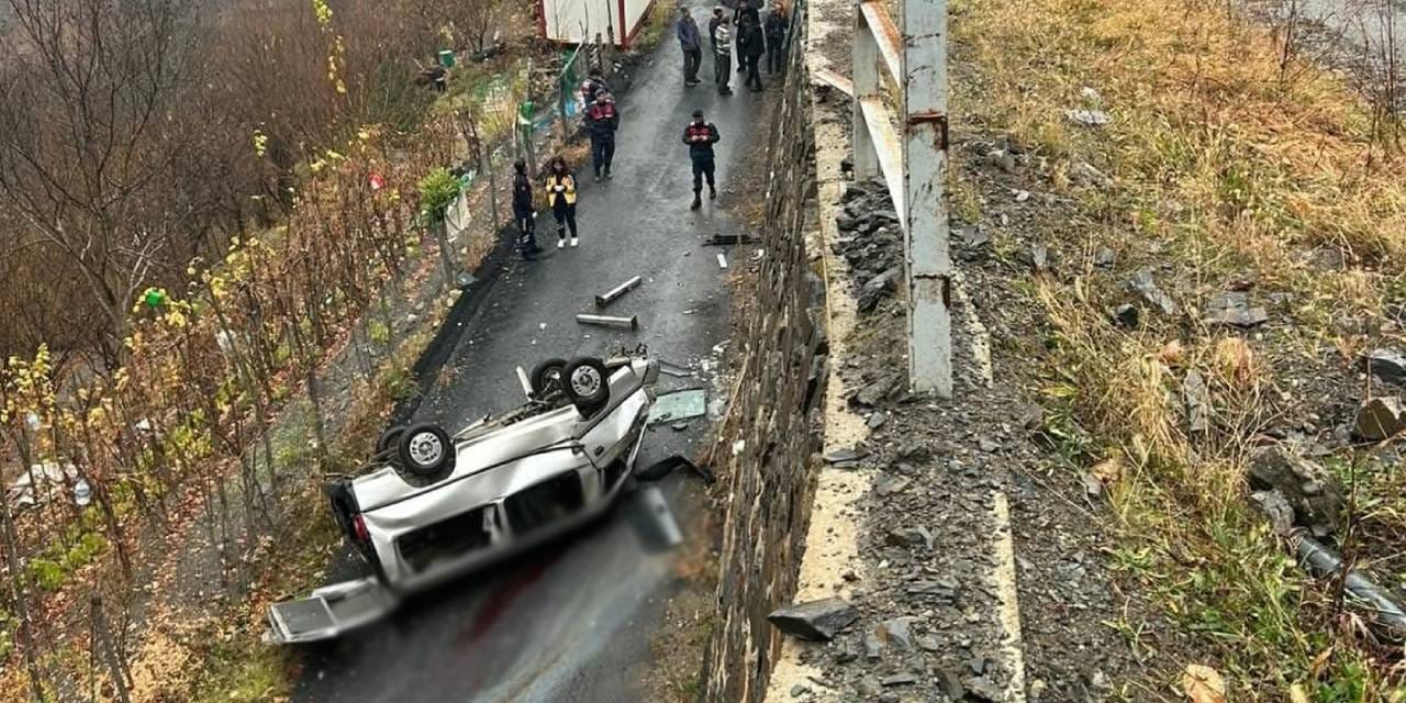 Kontrolden çıkıp bariyeri aştı: Alt yola düşen araçtaki 3 kişi öldü