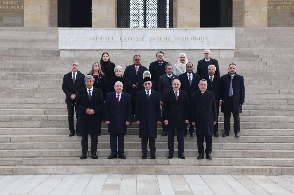 Malezya Başbakanı Enver İbrahim Anıtkabir’i Ziyaret Etti