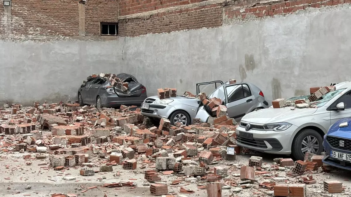 Rüzgar Metruk Binayı Devirdi