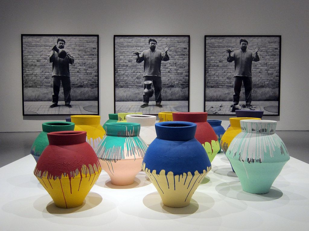 Ai Weiwei'nin Han Hanedanlığı Dönemine Ait Vazoyu Düşürmek isimli eseri