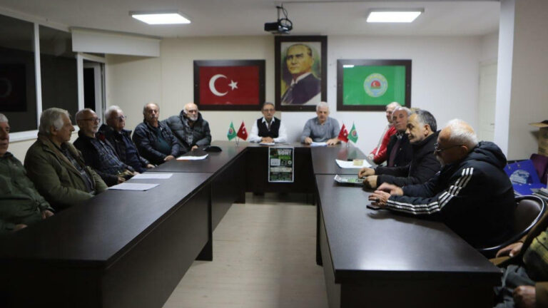 findiklida-cay-ureticileri-ayakta-emegimizin-karsiligini-istiyoruz-AiiuOkUU