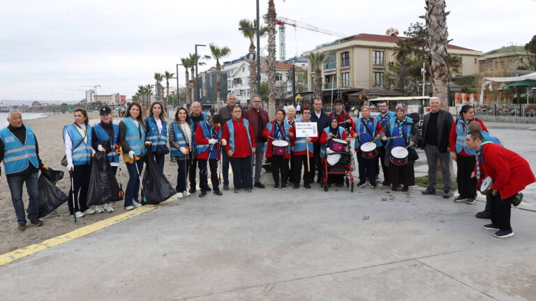 buyukcekmece-gokkusagi-engelli-izci-kulubu-cevreyi-kirletenleri-trampet-ve-darbuka-calarak-protesto-etti-EjkuzMtd