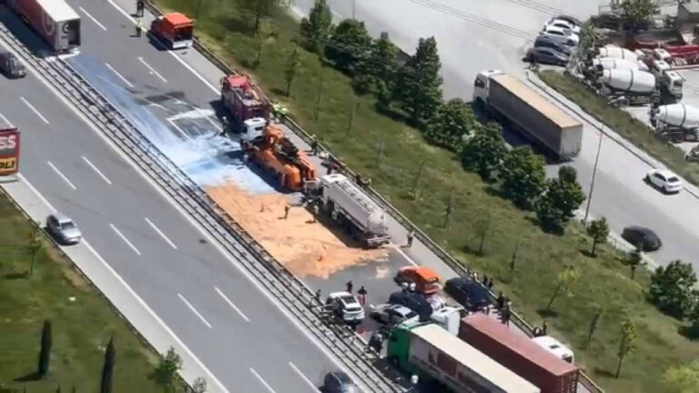 tem-otoyolunda-zincirleme-kaza-trafik-kilitlendi-Mzsz8FPq