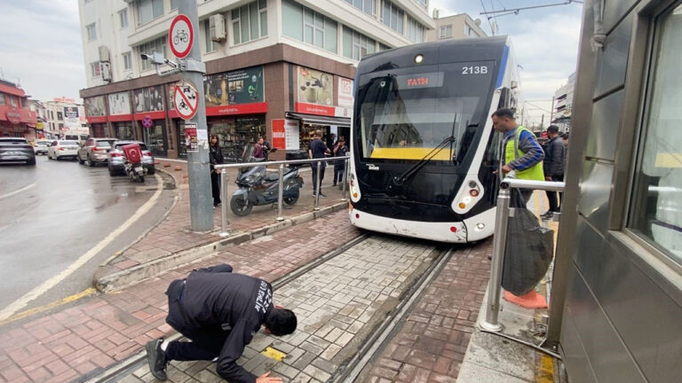 tramvay-duraginda-kedi-seferberligi-20-dakika-mucadele-ettiler-7ePuKrg1