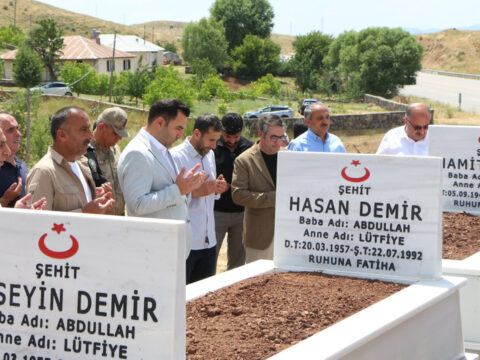 Bingolde teroristlerin oldurdugu 3 kardes mezari basinda anildi sw86bfCR